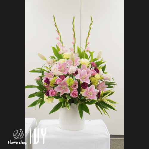 【花事例291】某法人様 西新宿NSビル 入社式檀上花としてお届けしたアレンジメント