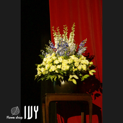 【花事例296】早稲田大学様 大学大隅講堂 式典檀上花にお届けしたアレンジメント