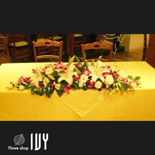 【花事例151】ホワイトユリ、デルフィニューム、トルコキキョウほか ベリーニカフェ ウェディングに届けた高砂装花