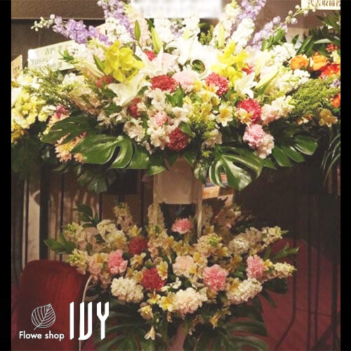 【花事例031】渋谷パルコ劇場へ新妻聖子様の 出演祝いで届けたスタンド花