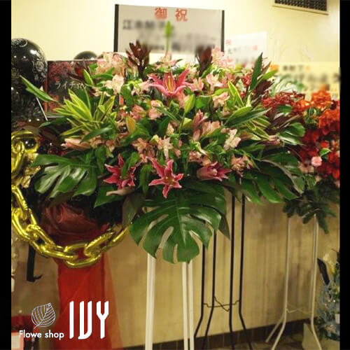 【花事例216】江本純子様 新宿紀伊國屋ホール　公演祝いにお届けしたスタンド花