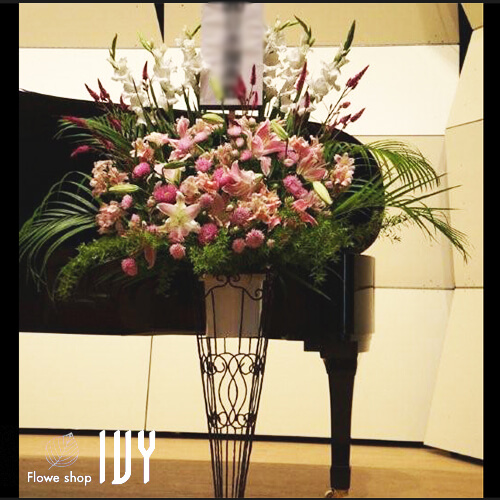 【花事例187】株式会社日本屋楽器様 深川江戸資料館　ピアノ発表会ステージ装花としてお届けしたスタンド花
