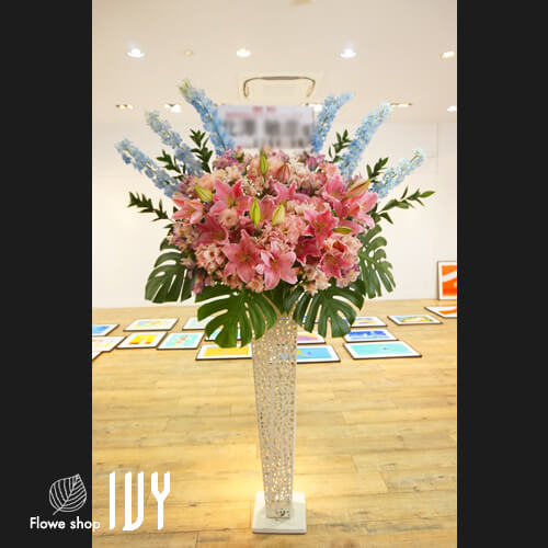 【花事例382】北澤敏彦様 神宮前 BA-TSU アート・ギャラリーの個展開催祝いに贈られたスタンド花