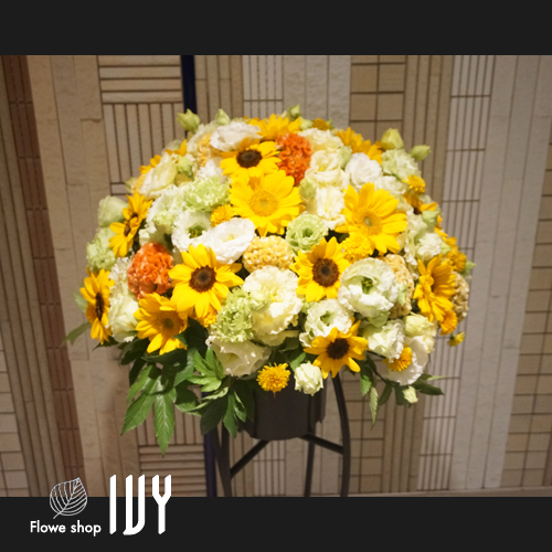 【花事例412】DEICY新宿ルミネ2店様のリニューアルオープン祝いにお届けしたオシャレスタンド花黄オレンジ系