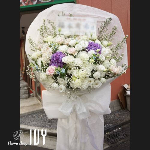 【花事例414】コフレリオ新宿シアター 福本有希様の出演祝いにお届けしたスタンド花