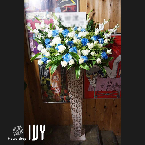 【花事例430】新宿梁山泊 芝居砦 満天星　成田浬様の出演祝いにお届けしたオシャレスタンド花