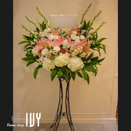 【花事例435】新宿マルイ本館 クリニカルエステ/イーズ様の開店祝いにお届けしたスタンド花
