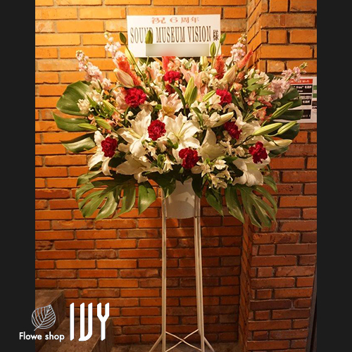 【花事例499】渋谷道玄坂 SOUND MUSEUM VISION様の6周年祝いにお届けしたスタンド花
