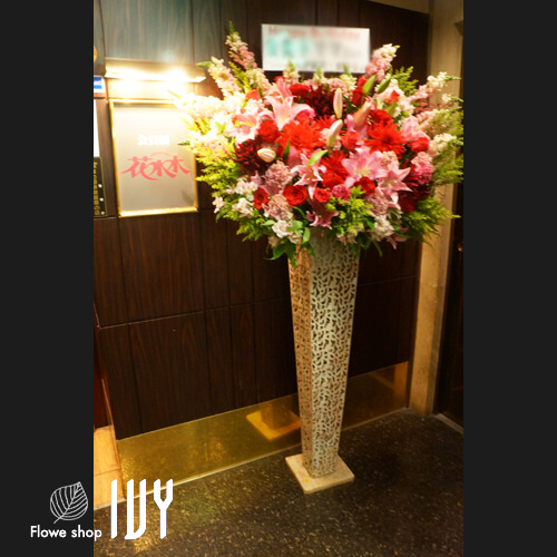 【花事例302】会員制クラブ花水木 ママ様 新宿歌舞伎町 お誕生日祝いにお届けしたスタンド花