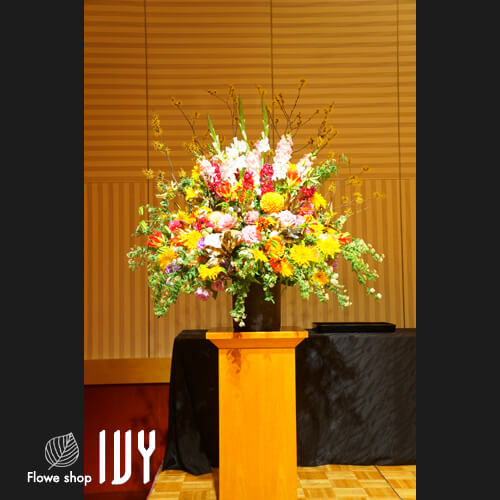 【花事例304】某飲食関連企業様 ヒルトン東京 周年祝いにお届けした檀上花