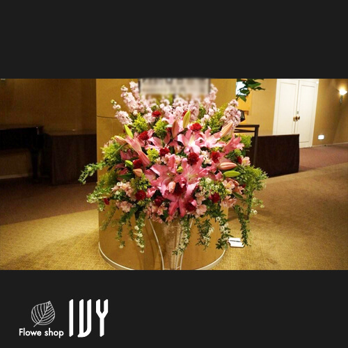 【花事例015】新宿 ハイエットリージェンシー東京 結婚式に新郎新婦様へお祝いで届けたスタンド花