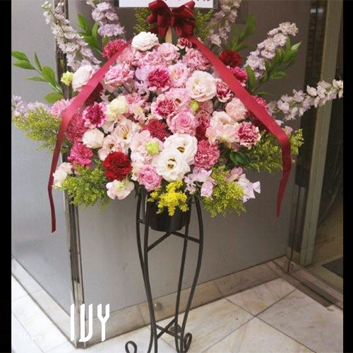 【花事例011】ゆず様　新宿スタジオアルタ 出演祝いで届けたオシャレスタンド花