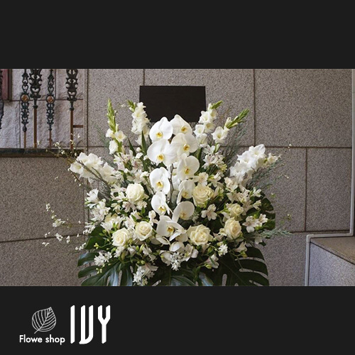 【花事例225】新宿歌舞伎町某クラブ様 新宿・歌舞伎町 お誕生祝いにお届けしたスタンド花