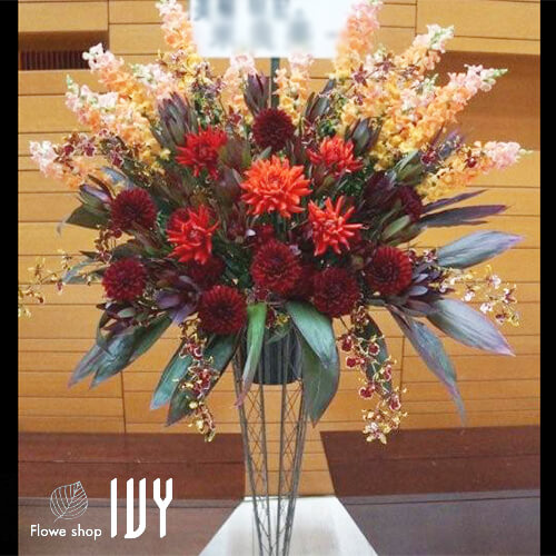 【花事例038】美輪明宏様 渋谷区新国立劇場中ホール 公演祝いで届けたスタンド花