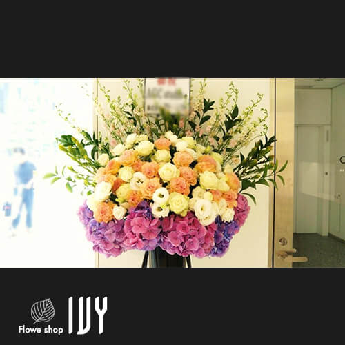 【花事例055】AGC studio様 京橋創生館AGC studio 1周年祝でを届けたスタンド花