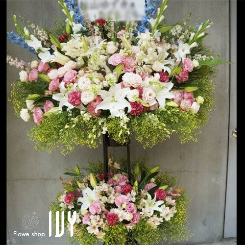 【花事例092】秋山うづき様 東池袋シアターKASSAI 出演祝いで届けたスタンド花2段