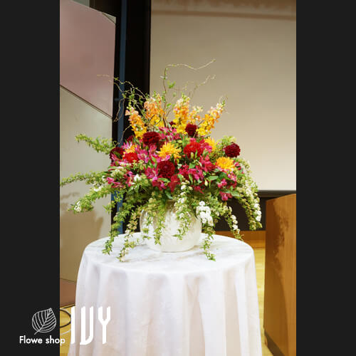 【花事例310】某インターネット関連会社様 渋谷区シダックスカルチャービレッジ 壇上花としてお届けしたアレンジメント
