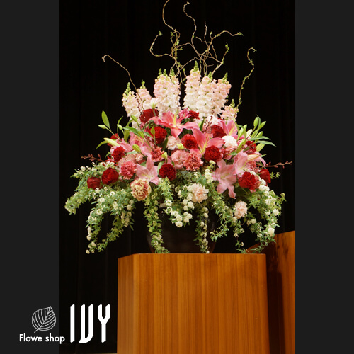 【花事例321】東京ビューティアート専門学校様 芝メルパルクホール 卒業式壇上花としてお届けしたアレンジメント