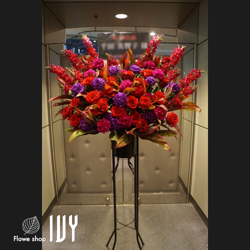 【花事例326】千田美智子様 渋谷全労済ホールゼロホール 出演祝いにお届けしたスタンド花