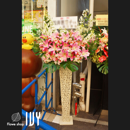 【花事例342】松井恵理子様 原宿ASTRO HOLL 公演祝いにお届けしたオシャレスタンド花