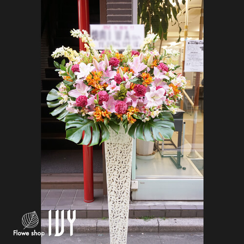 【花事例360】新宿区百人町 焼肉IWA様 公演祝いにお届けしたスタンド花