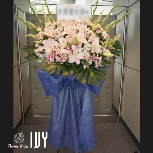 【花事例386】吉岡佑様　 全労済ホールスペースゼロでの出演祝いにお届けしたスタンド花