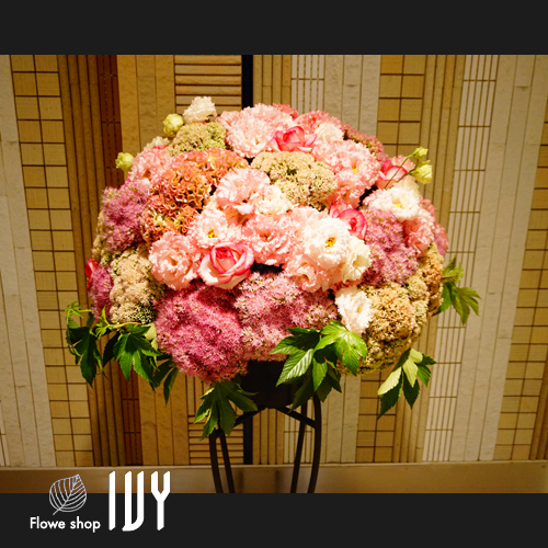 【花事例408】DEICY新宿ルミネ2店様のリニューアルオープン祝いにお届けしたオシャレスタンド花ピンク系