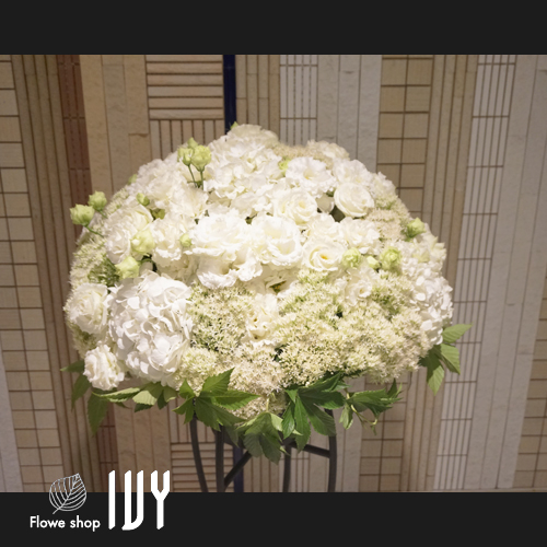 【花事例410】DEICY新宿ルミネ2店様のリニューアルオープン祝いにお届けしたオシャレスタンド花白系
